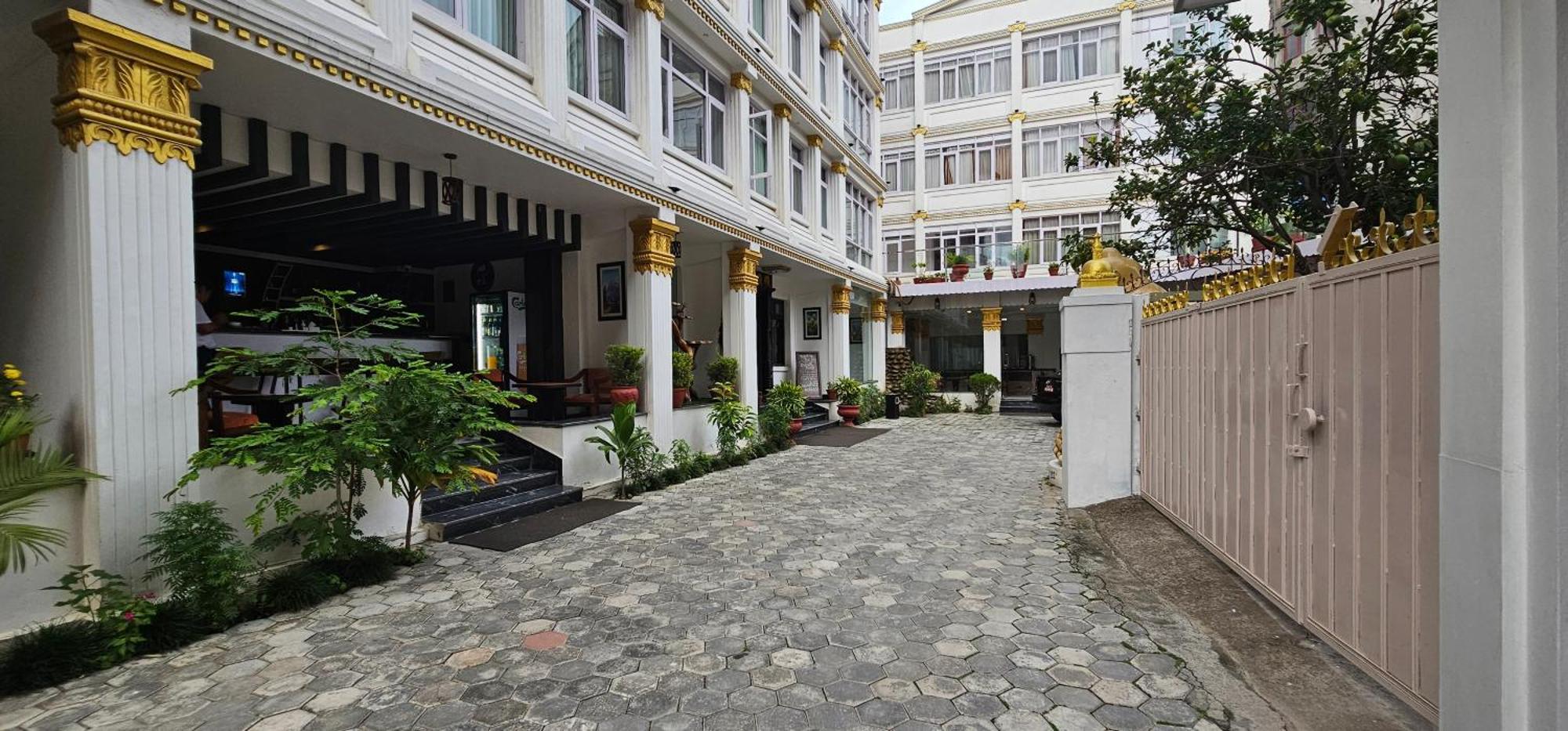 Durbar Hotel & Residence Kathmandu Esterno foto